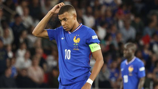 Deschamps defende Mbappé: «Deixem-no em paz!»