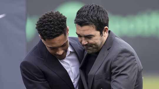 Deco defende ex-alvo do Sporting: «Nunca vi nada assim desde que conheço o Barcelona»