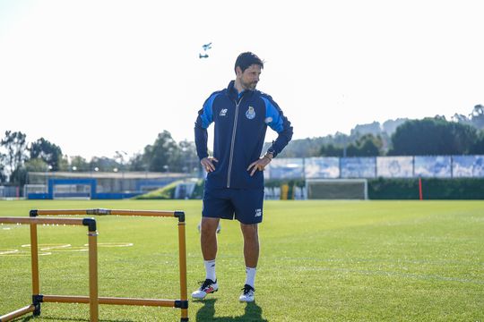 FC Porto: Vítor Bruno chama quatro 'bês'