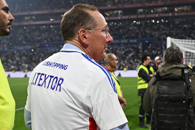 Lyon proibido de inscrever jogadores e sob ameaça de descida de divisão