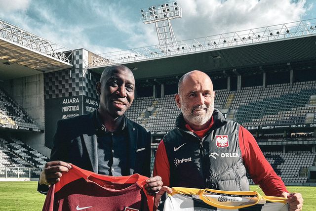 Fary ofereceu camisola do Boavista ao selecionador da Polónia (fotos)
