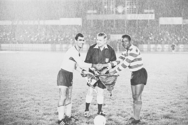 O árbitro foi o inglês Jim Finney, o capitão do APOEL Savvas Partakis e o do Sporting Masacarenhas, que marcou 6 (!) golos - Foto: A BOLA