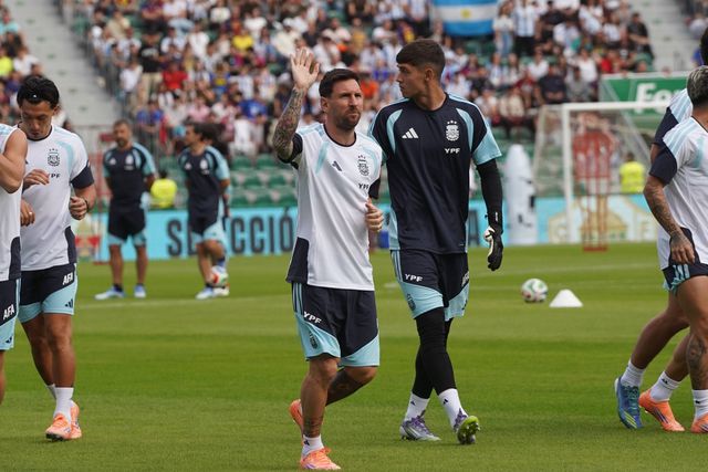 Lionel Messi com os colegas da seleção nacional da Argentina
