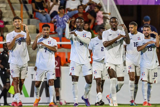 Heinz Morschel, com o número 8, e Pablo Rosario, com o 6, na vitória da República Dominicana - Foto: FEDOFUT