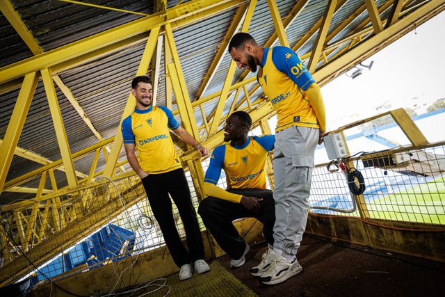 Pizzi, Kévin Boma e Yanis Begraoui envergam a camisola especial que o Estoril irá utilizar no Estádio do Dragão, no dia 30. Foto: Estoril Praia SAD