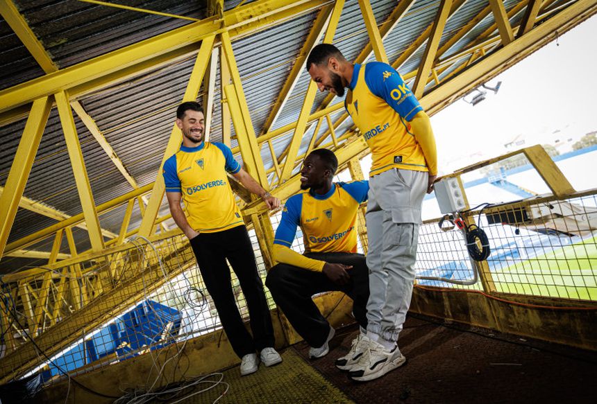 Pizzi, Kévin Boma e Yanis Begraoui envergam a camisola especial que o Estoril irá utilizar no Estádio do Dragão, no dia 30. Foto: Estoril Praia SAD