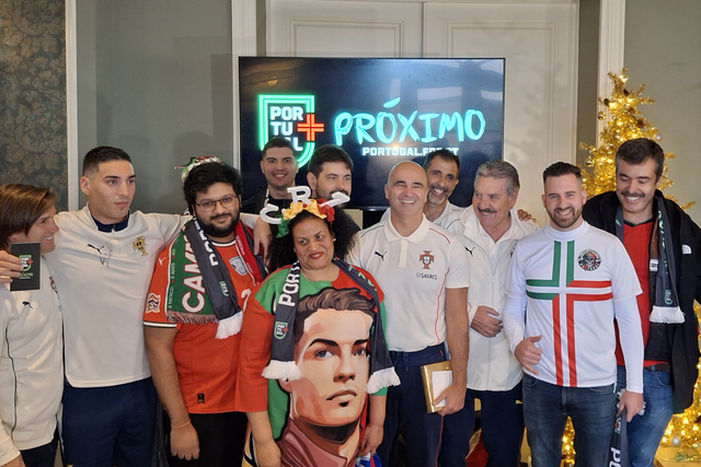 Lúcia Cristina com Roberto Martínez, Pedro Proença e adeptos portugueses em Dublin (Foto: A BOLA)