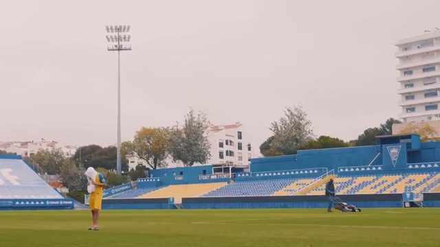 Estoril reage a inundação no estádio com humor: «Fomos à procura da piscina»