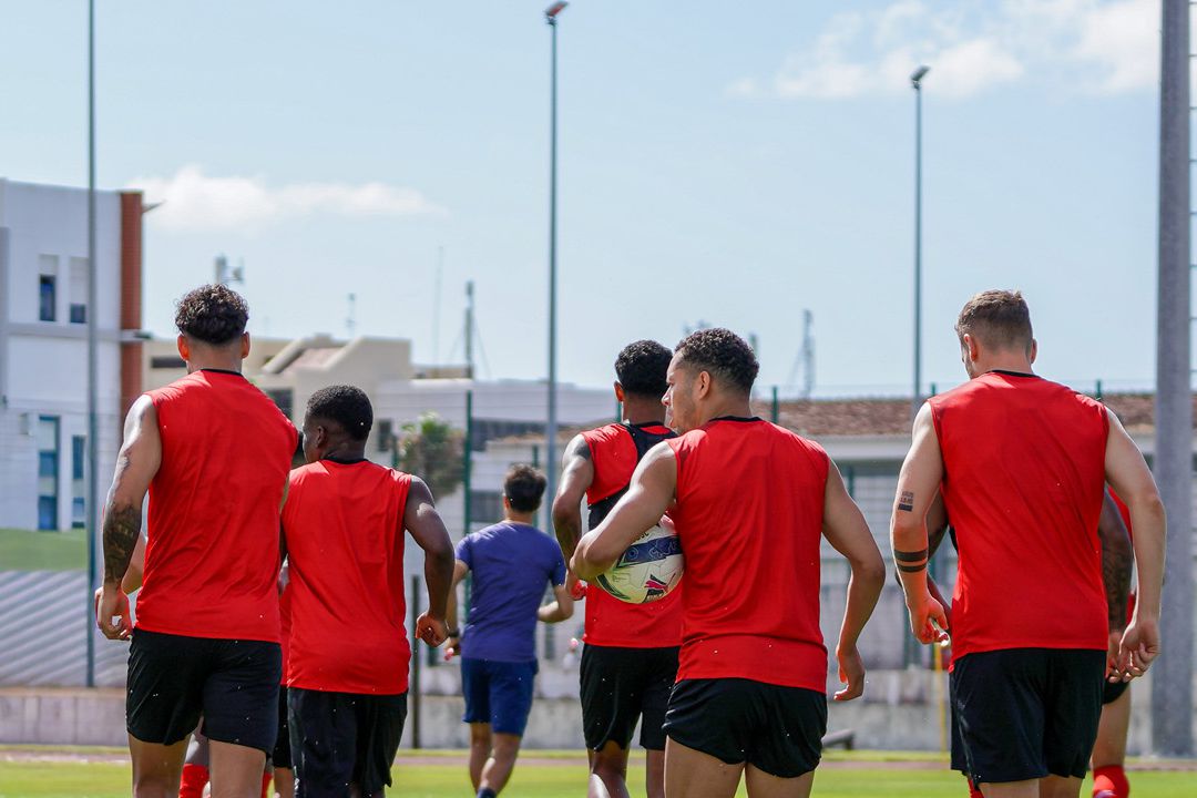 Treino do Santa Clara no Campo do Lajedo. - Foto: SANTA CLARA