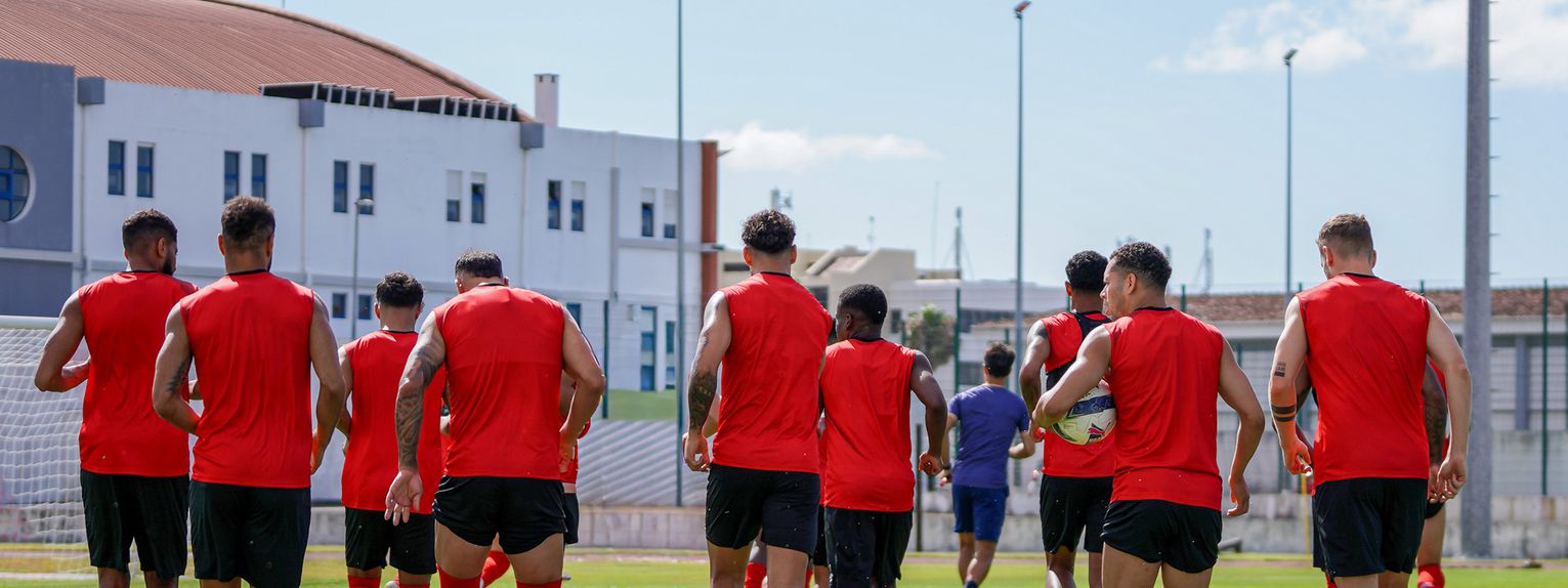 Treino do Santa Clara no Campo do Lajedo. - Foto: SANTA CLARA