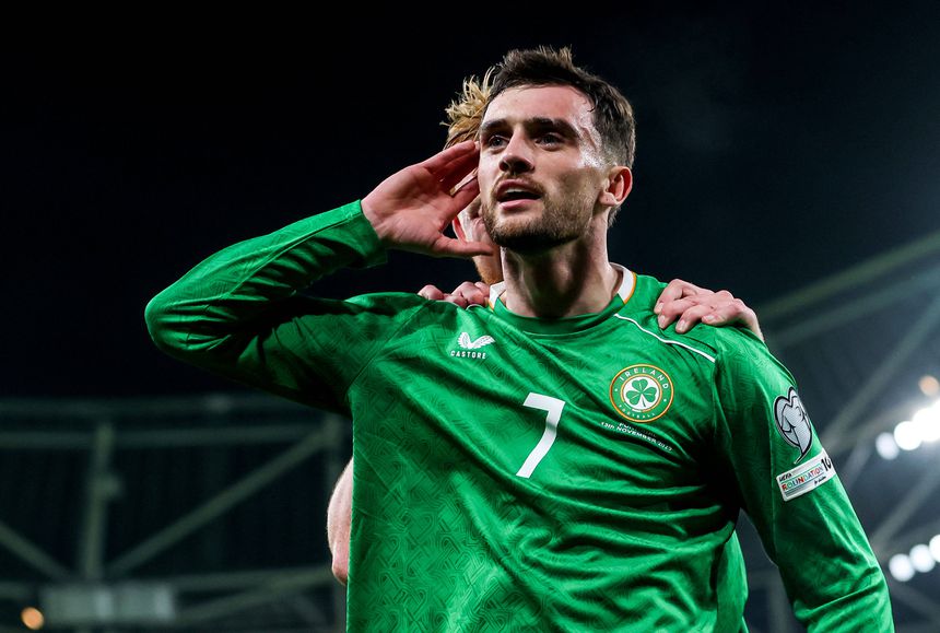 Troy Parrott bisou frente a Portugal na primeira parte em Dublin