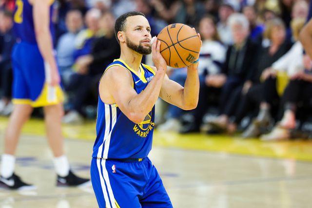 Curry lidera Warriors à vitória sobre os Spurs