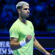 Carlos Alcaraz junta-se a Jannik Sinner nas meias-finais do ATP Finals