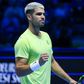 Carlos Alcaraz junta-se a Jannik Sinner nas meias-finais do ATP Finals