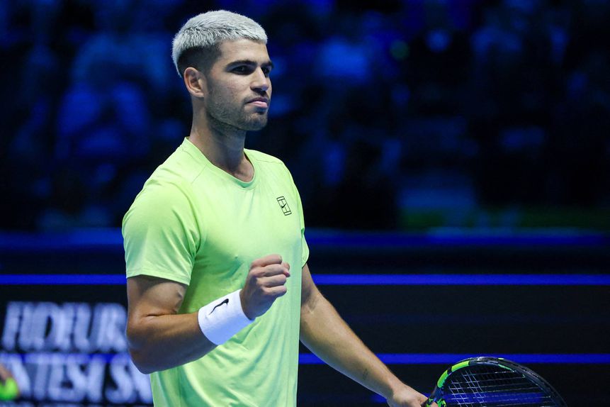 Carlos Alcaraz junta-se a Jannik Sinner nas meias-finais do ATP Finals
