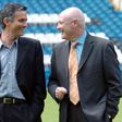 Peter Kenyon e José Mourinho na apresentação do do 'special one' como treinador do Chelsea em julho de 2004. Foto — António Azevedo