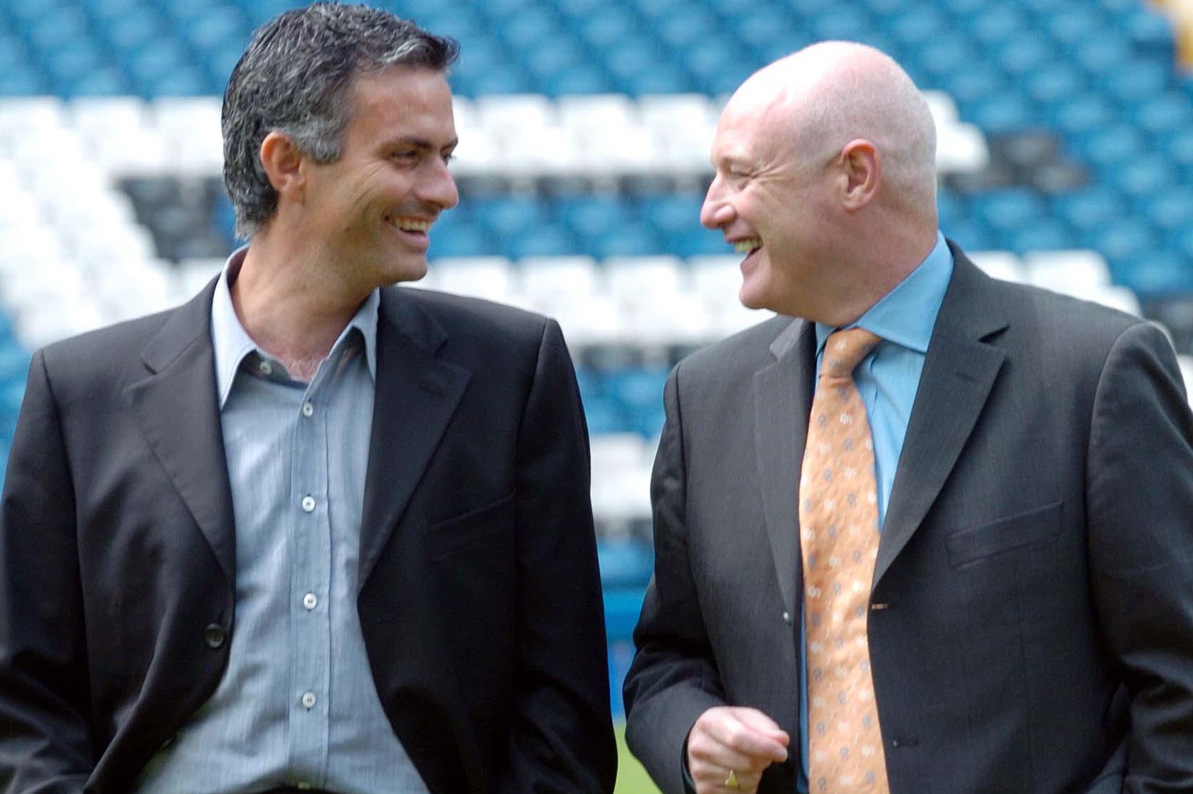 Peter Kenyon e José Mourinho na apresentação do do 'special one' como treinador do Chelsea em julho de 2004. Foto — António Azevedo
