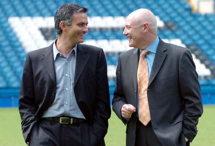 Peter Kenyon e José Mourinho na apresentação do do 'special one' como treinador do Chelsea em julho de 2004. Foto — António Azevedo