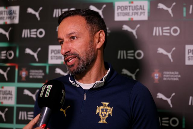 Bino orienta seleção em Doha (Foto FPF)