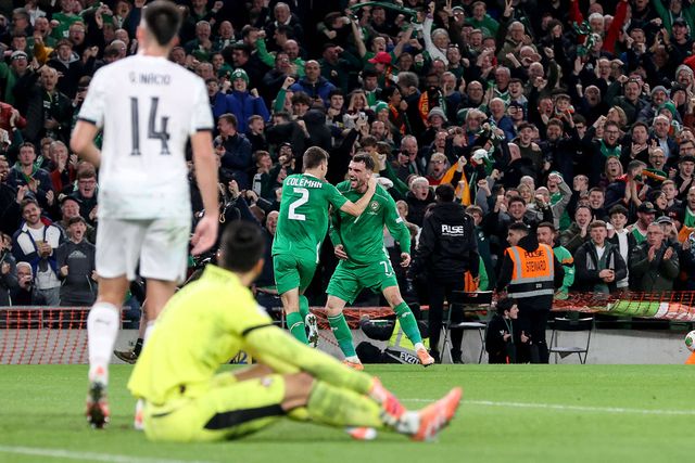 Troy Parrott a celebrar o bis pela Irlanda