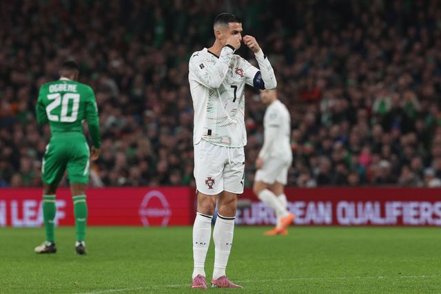 Ronaldo imita gestos de choro depois de ver amarelo, e antes de o árbitro ir ao VAR