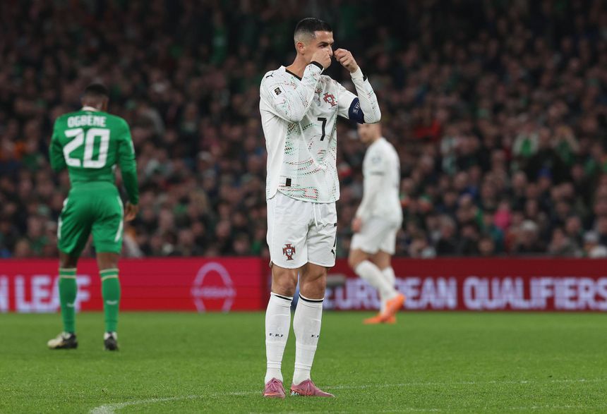 Ronaldo imita gestos de choro depois de ver amarelo, e antes de o árbitro ir ao VAR