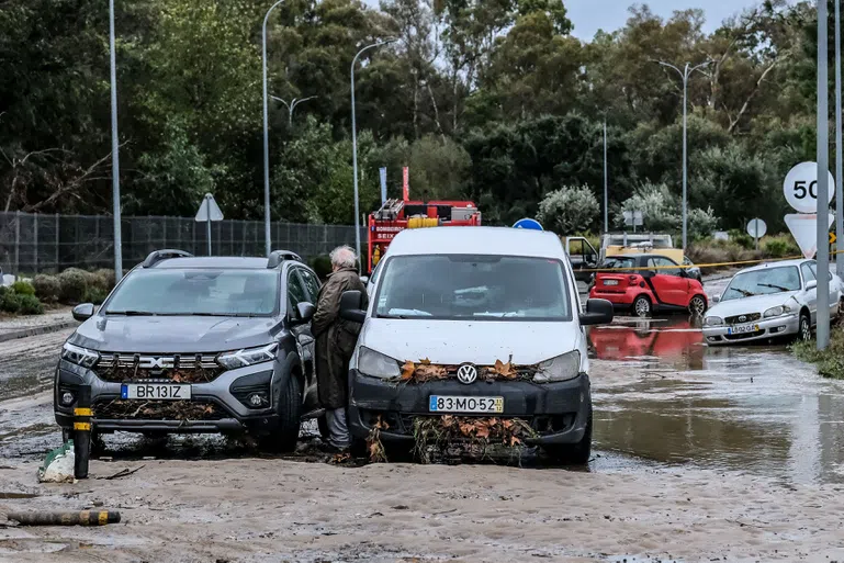 Campo de futebol engolido! Cláudia ataca