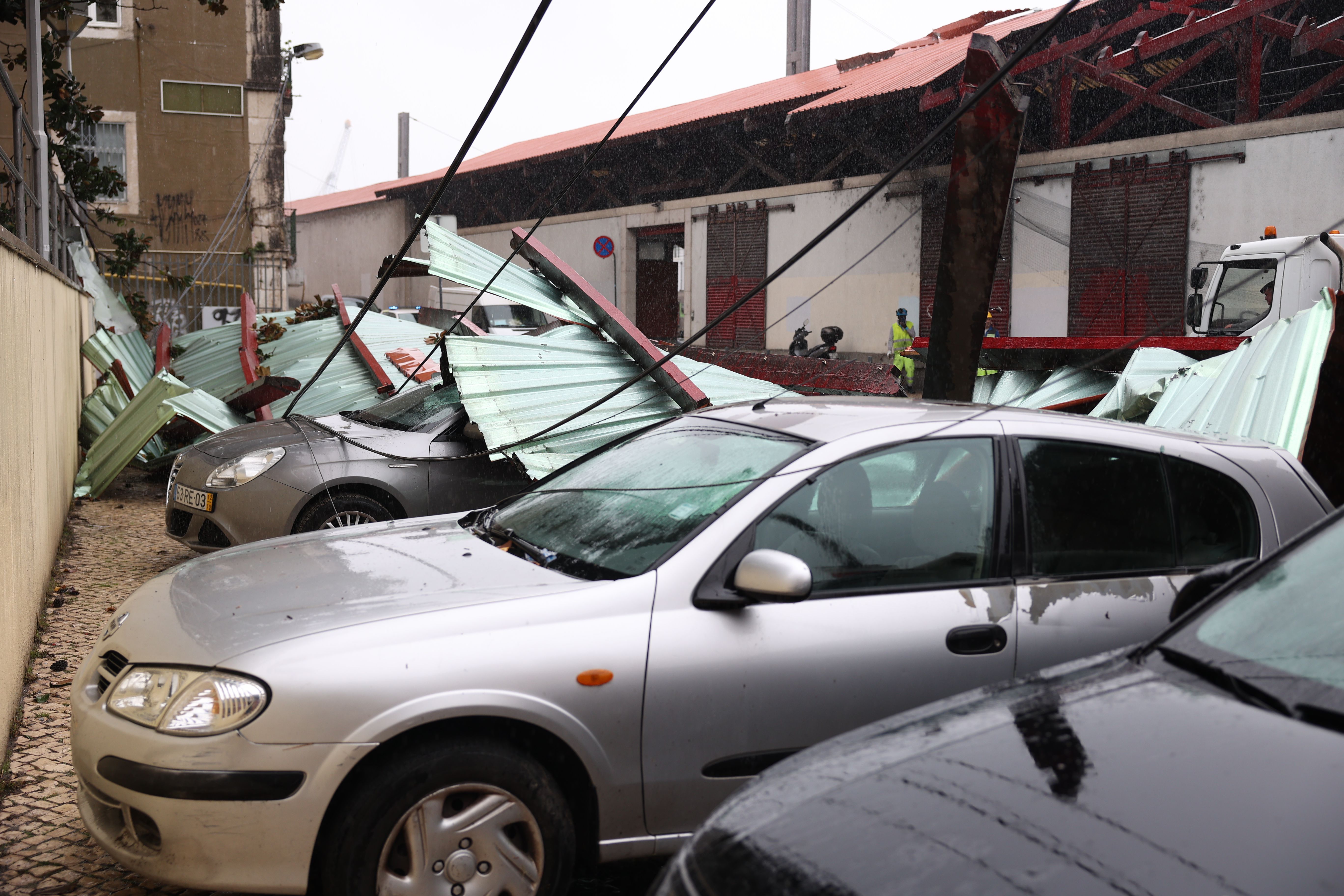 Parte do telhado da Estação de Santa Apolónia, em Lisboa, foi arrancada pelo vento e danificou viaturas - Foto: MIGUEL A.LOPES/LUSA