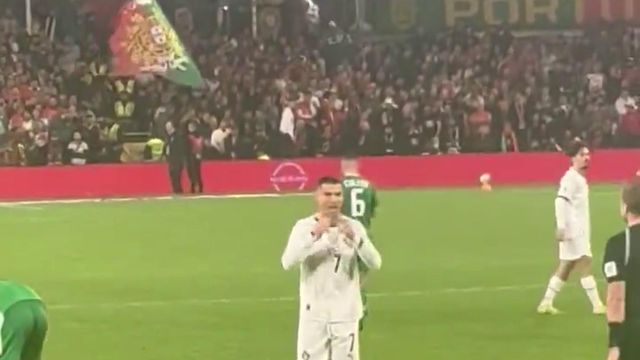 O gesto de Ronaldo... antes de ver o cartão vermelho