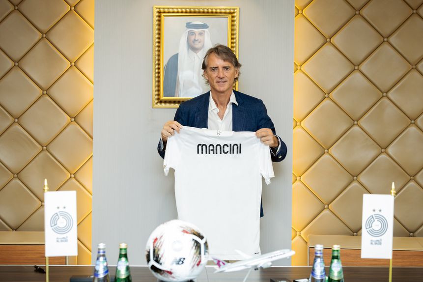 Roberto Mancini apresentado no Al Sadd (créditos: X/@AlsaddSC)
