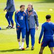 Ronald Koeman e Noa Lang num treino da seleção neerlandesa