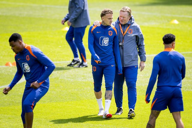 Ronald Koeman e Noa Lang num treino da seleção neerlandesa