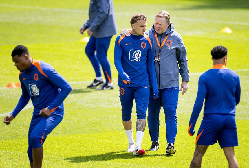 Ronald Koeman e Noa Lang num treino da seleção neerlandesa