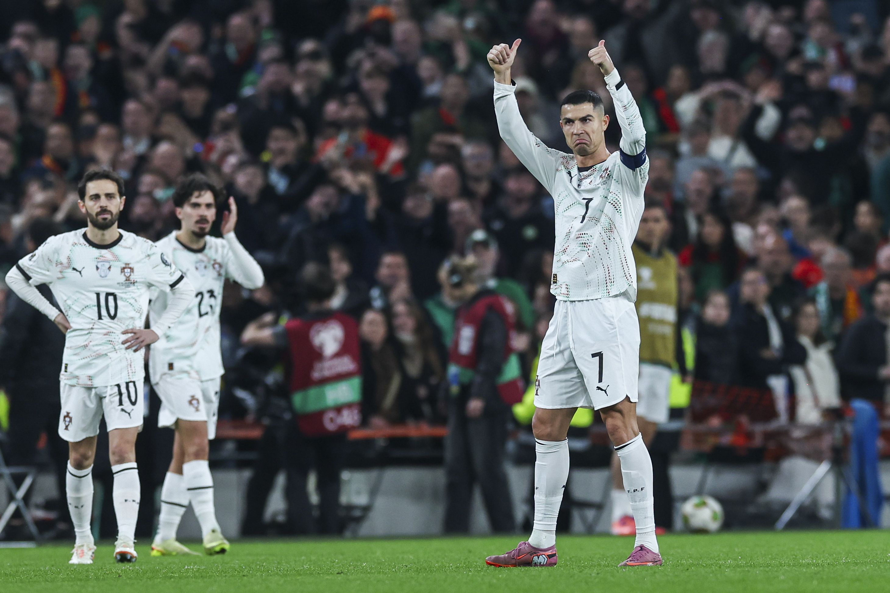 Ronaldo no momento em que sai de campo (Foto: LUSA/JOSE SENA GOULÃO)