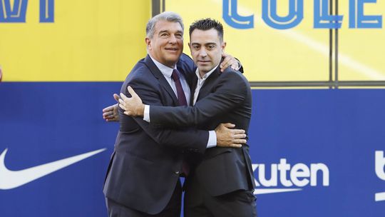 Xavi e Laporta em conferência de imprensa