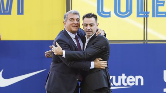 Laporta, presidente e… treinador: pediu a Xavi para mudar convocatória