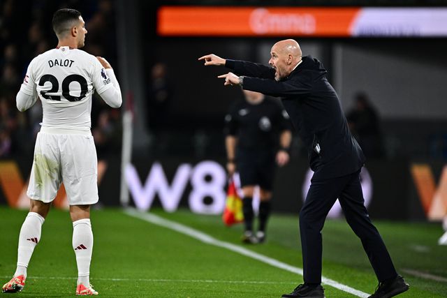 Após eliminação europeia, Dalot defende Ten Hag: «Leva tempo»