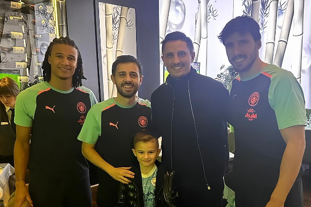 Antigo jogador do Benfica visita Bernardo Silva e Rúben Dias