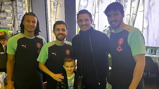 Antigo jogador do Benfica visita Bernardo Silva e Rúben Dias