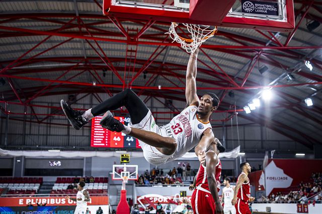 Galatasaray vence na Luz e afasta Benfica da Champions
