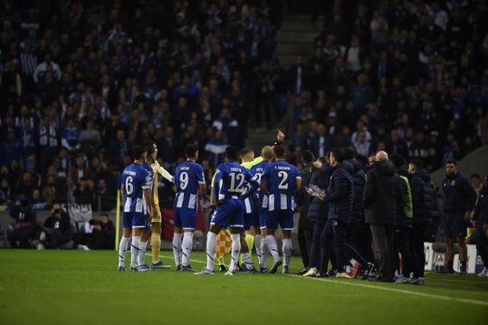 Inacreditável: Assistente confunde FC Porto e Shakhtar faz o empate (vídeo)