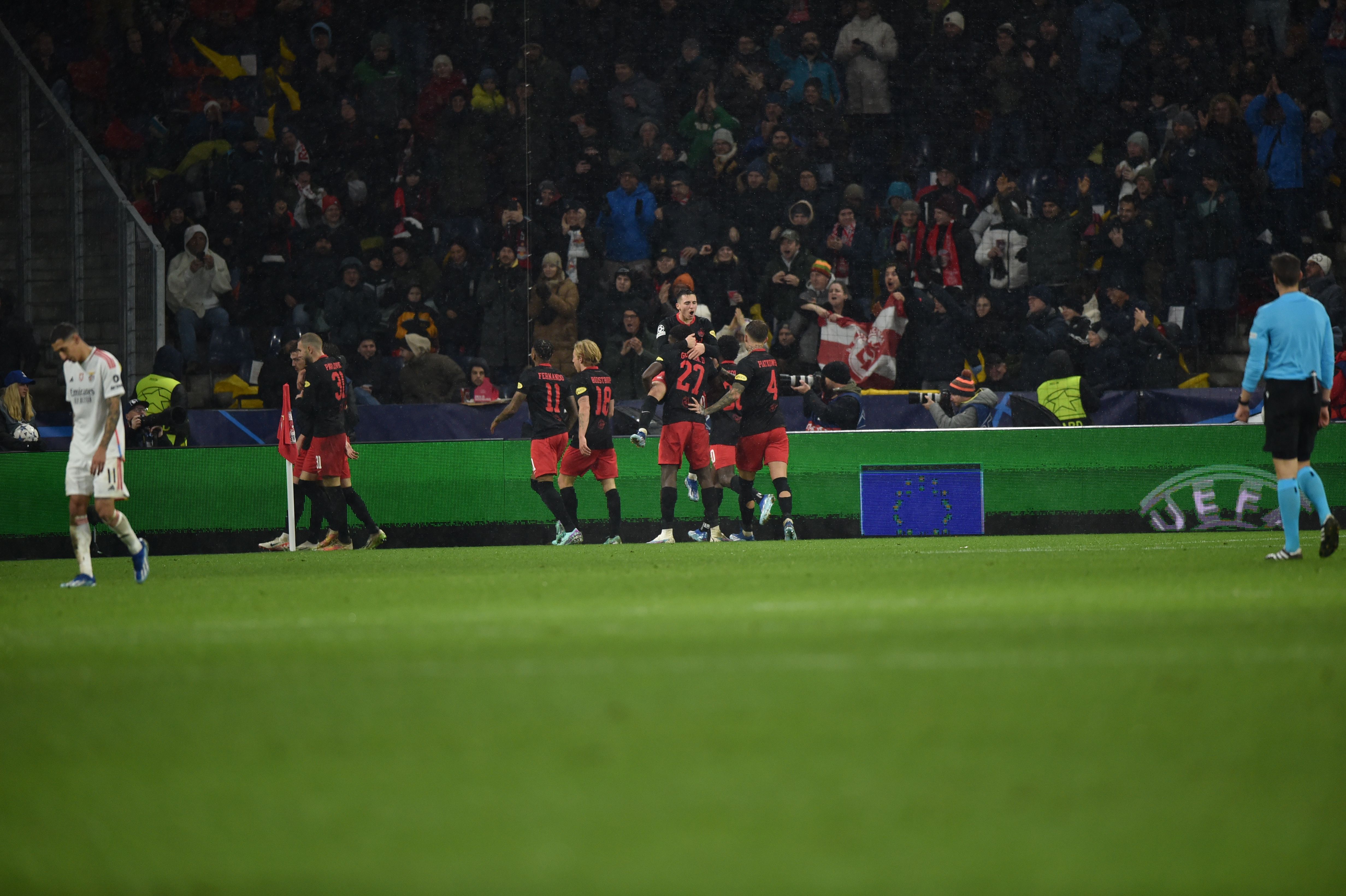 Jogadores do Slavia Praga confirmam saída de Jurásek para o Benfica