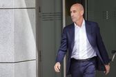 Luis Rubiales, à saída do tribunal, por condenado a pagar multa por agressão sexual, após ter beijado na boca a jogadora Jenni Hermoso sem consentimento