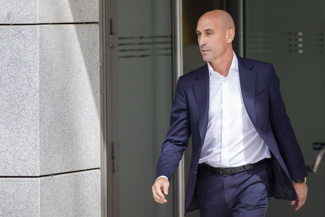 Luis Rubiales, à saída do tribunal, por condenado a pagar multa por agressão sexual, após ter beijado na boca a jogadora Jenni Hermoso sem consentimento