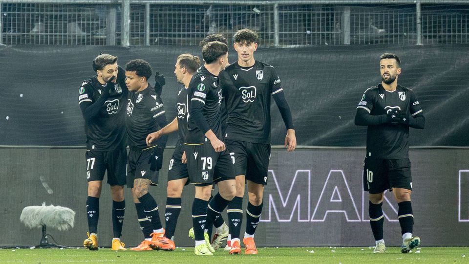 Jogadores do Vitória de Guimarães comemoram triunfo em Saint Gallen na Liga Conferência