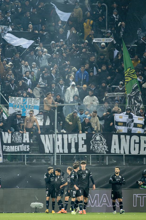 Jogadores do Vitória de Guimarães comemoram triunfo em Saint Gallen na Liga Conferência