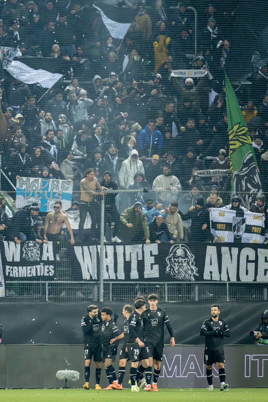 Jogadores do Vitória de Guimarães comemoram triunfo em Saint Gallen na Liga Conferência