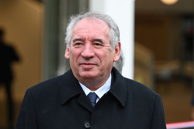 François Bayrou nomeado novo primeiro-ministro de França por Emmanuel Macron