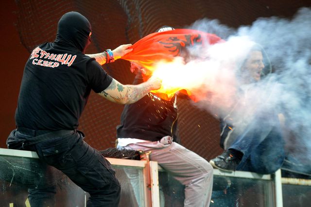 UEFA castiga Sérvia após adeptos tentarem queimar bandeira da Albânia