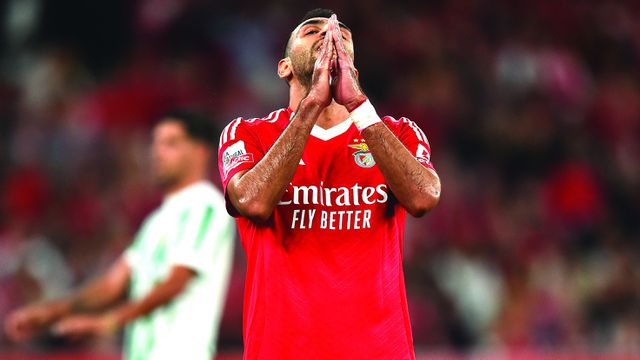 «Lage ainda não conseguiu ligar a equipa ao ponta de lança»